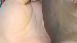 Le tocó la enorme y gruesa verga a mi amigo por encima del boxer mamey y le encanta.