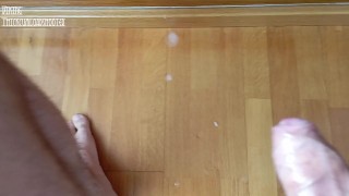 Polla grande venosa sin cortar y fetiche de pies...enorme corrida gimiendo fuerte!