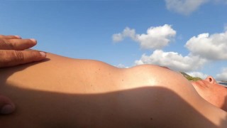 Exhibiendo su gran culo montando en bicicleta en público.