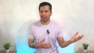 Hombre maduro recibe masaje del mejor amigo de su hijo y termina pagandole con verga