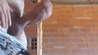 chico heterosexual se masturba su gran polla en la obra,mucha leche xrc2