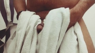 Lavando minha piroca no melhor hotel da cidade