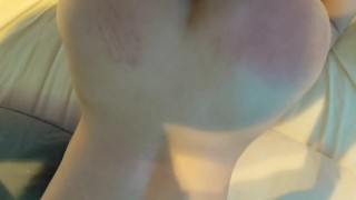 Culona muy puta tiene orgasmos como perra y termina entregando el ano