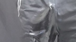 短パン小僧が現れた！だが、おしっこを我慢しているようだ・・・