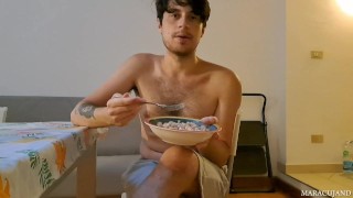 Spargo il cibo mentre mangio in modo erotico con un cazzo duro