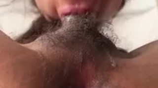 Ella se exita y la chupa súper genial