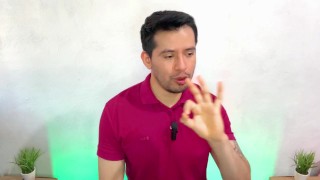 Hombre maduro americano tiene de amante a joven twink español en las vacaciones! Relato sexual