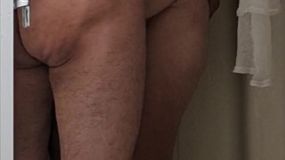 Aprovecho que mi compañera de cuarto se esta duchando para cojermela