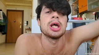 arrapato decido di mettermi in mostra dopo la mia intensa sborrata mattutina