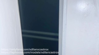 Joven gay entra a ver  hetero bañarse y terminan follando a pelo Creampie se corre dentro