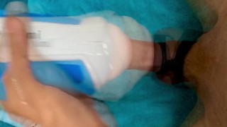 Junger schwuler junge genießt sein neues spielzeug und kommt auf seinen heißen körper