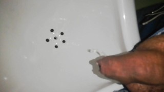 desesperado pissing, no alcanzo a llegar orino como puta en el lavamanos, primer plano, gay caliente