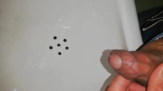 desesperado pissing, no alcanzo a llegar orino como puta en el lavamanos, primer plano, gay caliente
