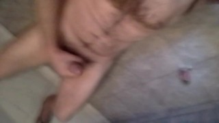 Hombre pijudo se masturba en la ducha