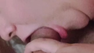 Aprendiendo a mamar una verga grande hasta que entre toda