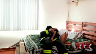 EL BOMBERO AL RESCATE TERMINA APAGANDO EL INCENDIO DE LA DUEÑA DE LA CASA