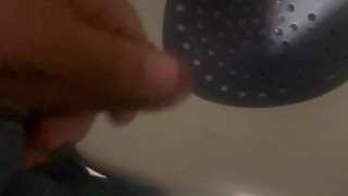 Me vengo en baño público