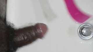 I'm peeing and cleaning my pussy, do you like it ?