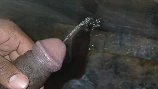 I'm peeing and cleaning my pussy, do you like it ?