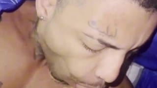 Entregador de ifood dotado coloca virgem pra mamar