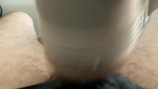 Sa chatte dégouline de lubrifiant sur ma bite pendant que je la baise fleshlight