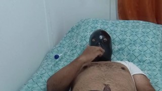 Oso moreno se masturba hasta sacar chorros de semen!