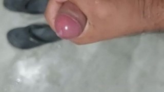 Me masturbe pero solté la leche enseguida
