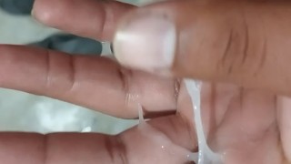 Me masturbe pero solté la leche enseguida