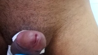 Mechendo na minha rola morena no banheiro que já foi usado por uma estrela do cinema internacional