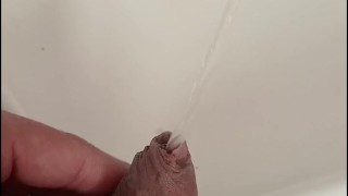 pissing desesperado en baño publico, casi me pillan primer plano, gay sumiso