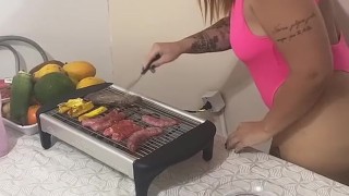 ESPOSA GOSTOSA FAZENDO CHURRASCO