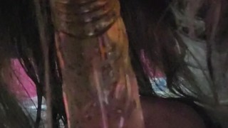 Chica trans practicando como hacer un blowjob