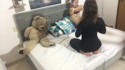 Mi madrastra me enseña a tener sexo lesbico.