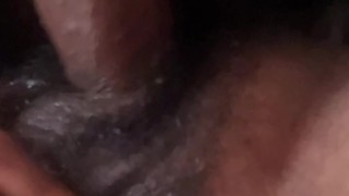 Después del colegio (dice que la succioné fuerte y se me escurre su venida por la boca)