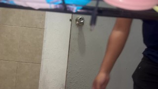 Miando después de beber mucha cerveza