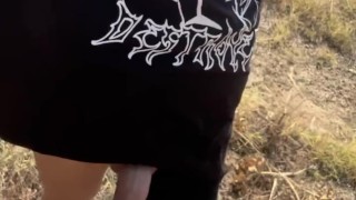 Twink con gran polla se masturba al aire libre en público