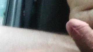 голым ссу возле общественной дороги