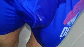 pissing desesperado en ropa interior, me mojo todo, primer plano, tomalo perra