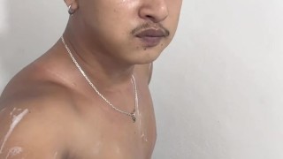 Nứng cực độ khi tắm, xuất cả đống tinh trùng