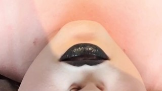 Goth Bimbo se deleita: Fingering e Orgasmo Explosivo