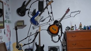 Mostrando la polla del actor.