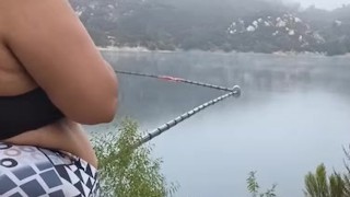 Flagrada pelada no lago: maridão filma tudo