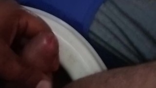 Me la jalo en el baño del trabajo