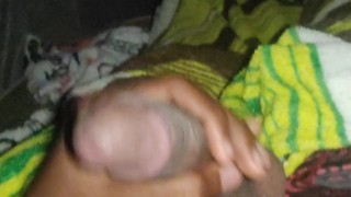 Empezando la mañana con una buena masturbación en mi cuarto solo