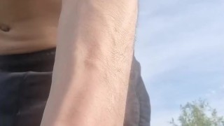 POV : tu espionnes un femboy français en chaleur en plein air 😏💦