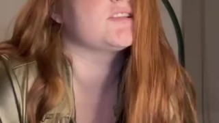 Ruiva gostosa com peitões cavalga dildo gostoso