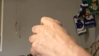 Mehago una paja en el sofá,mientras veo la tele,mucha leche sale de mi gran verga