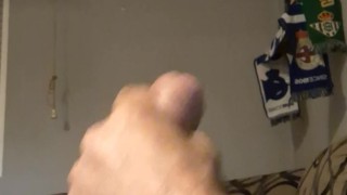 Mehago una paja en el sofá,mientras veo la tele,mucha leche sale de mi gran verga