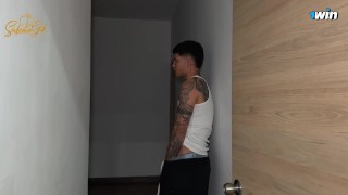 DESCUBRÍ A CHICO VOYEUR ESPIÁNDOME MIENTRAS ME MASTURBABA Y LO HICE FOLLARME DURO-SALOMÉ GIL