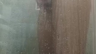Me baño el cuerpo en la ducha mientras me masturbo y juego con mi pene